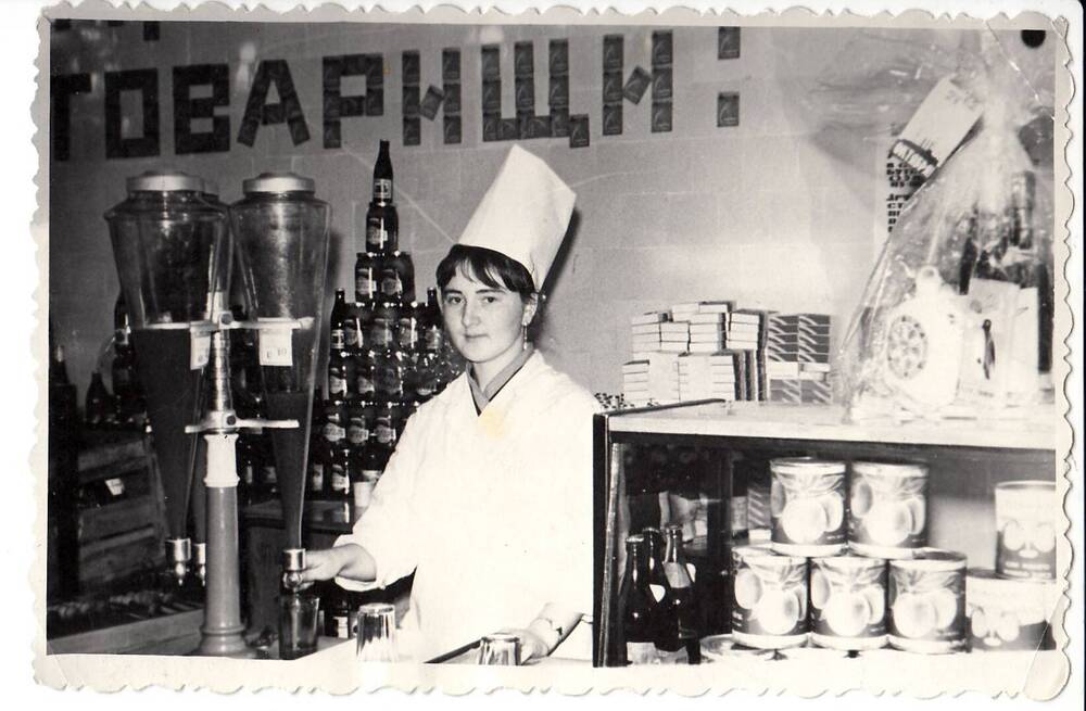 Фото ч/б интерьера м-на 1969 г.
«Енисей». Продавец Горюкова 
Тамара
