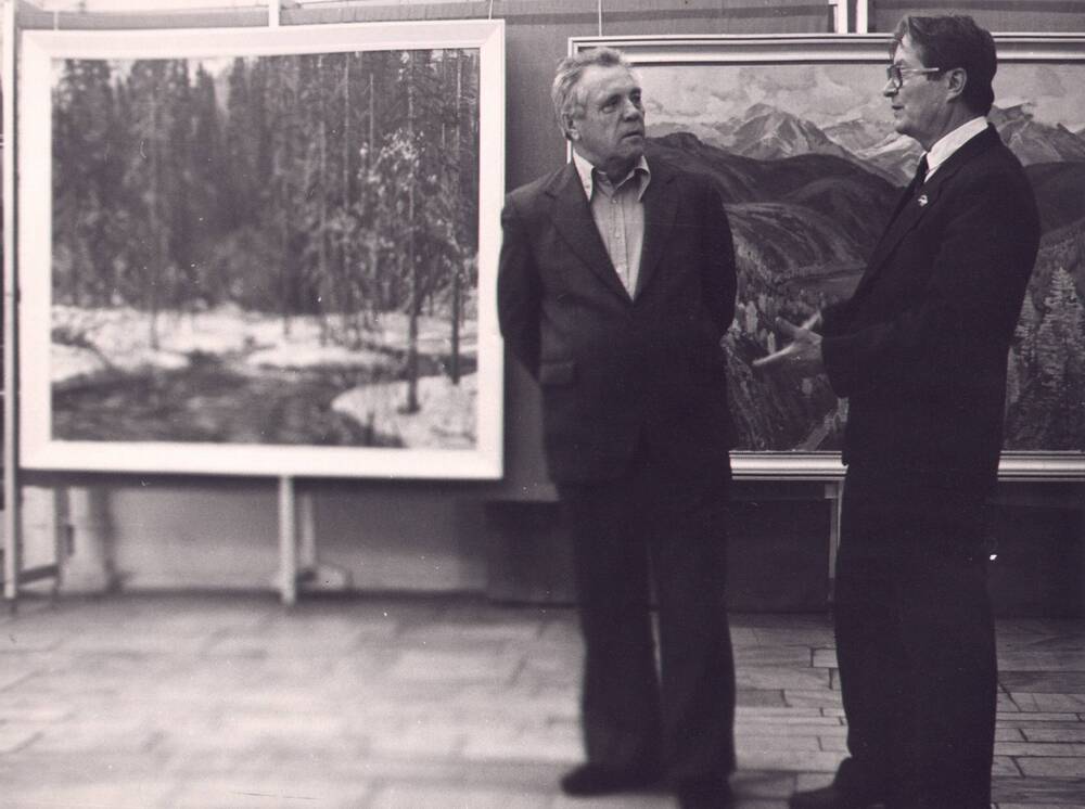 Фотография. В.П. Астафьев на выставке художника Тойво Ряннеля. Г. Красноярск. 1983г.
