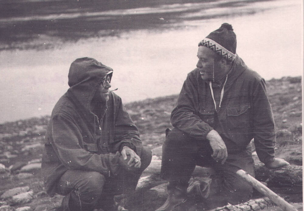Фотография. В.П. Астафьев и Евгений Городецкий (Новосибирский писатель, бывший геолог). Нижняя Тунгуска.1973г.