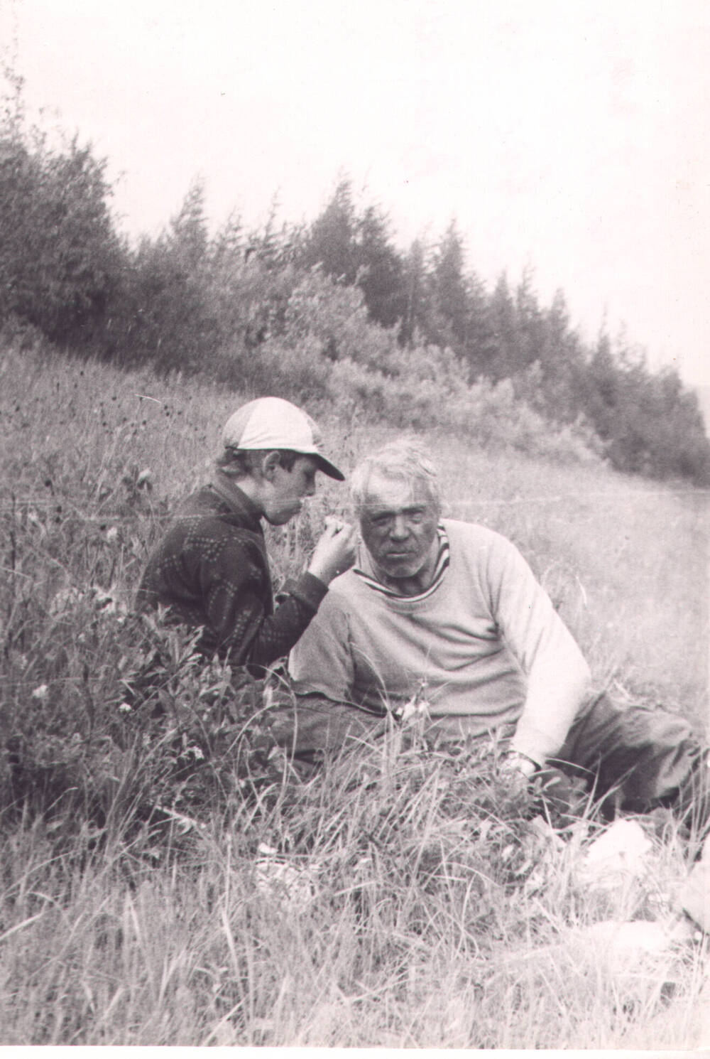 Фотография. В.П. Астафьев на рыбалке с внуком Витей. Д. Быковка. 1978-1979г.