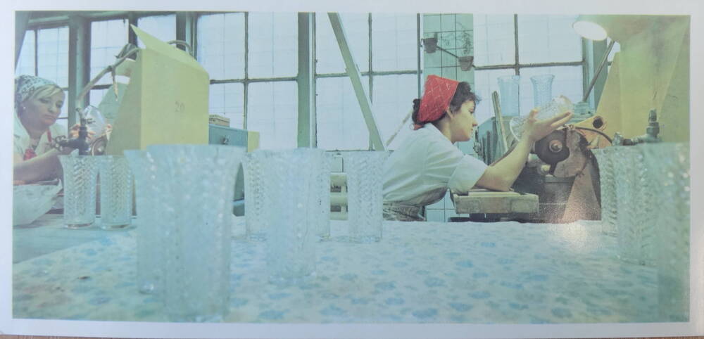Набор открыток Азовсталь. Открытка Помимо традиционной продукции черной металлургии Азовсталь выпускает изделия из бесцветного и цветного стекла и