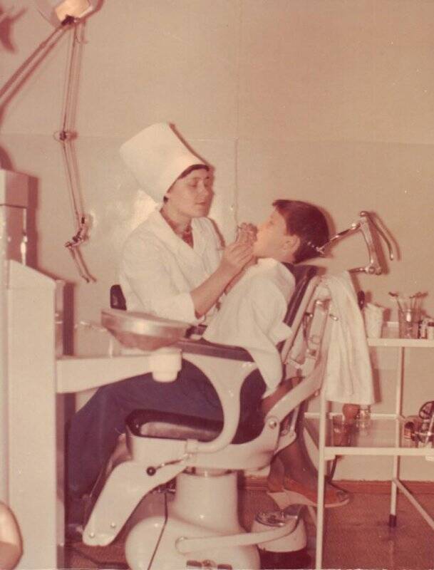 Фотография цветная  приёма пациентов в детской стоматологической поликлинике г. Железногорска Курской области.