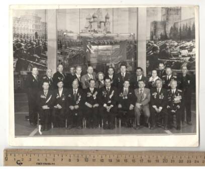Фото групповое. В первом ряду второй слева ветеран войны и труда Хайдаршин Фавит Бардамшинович.