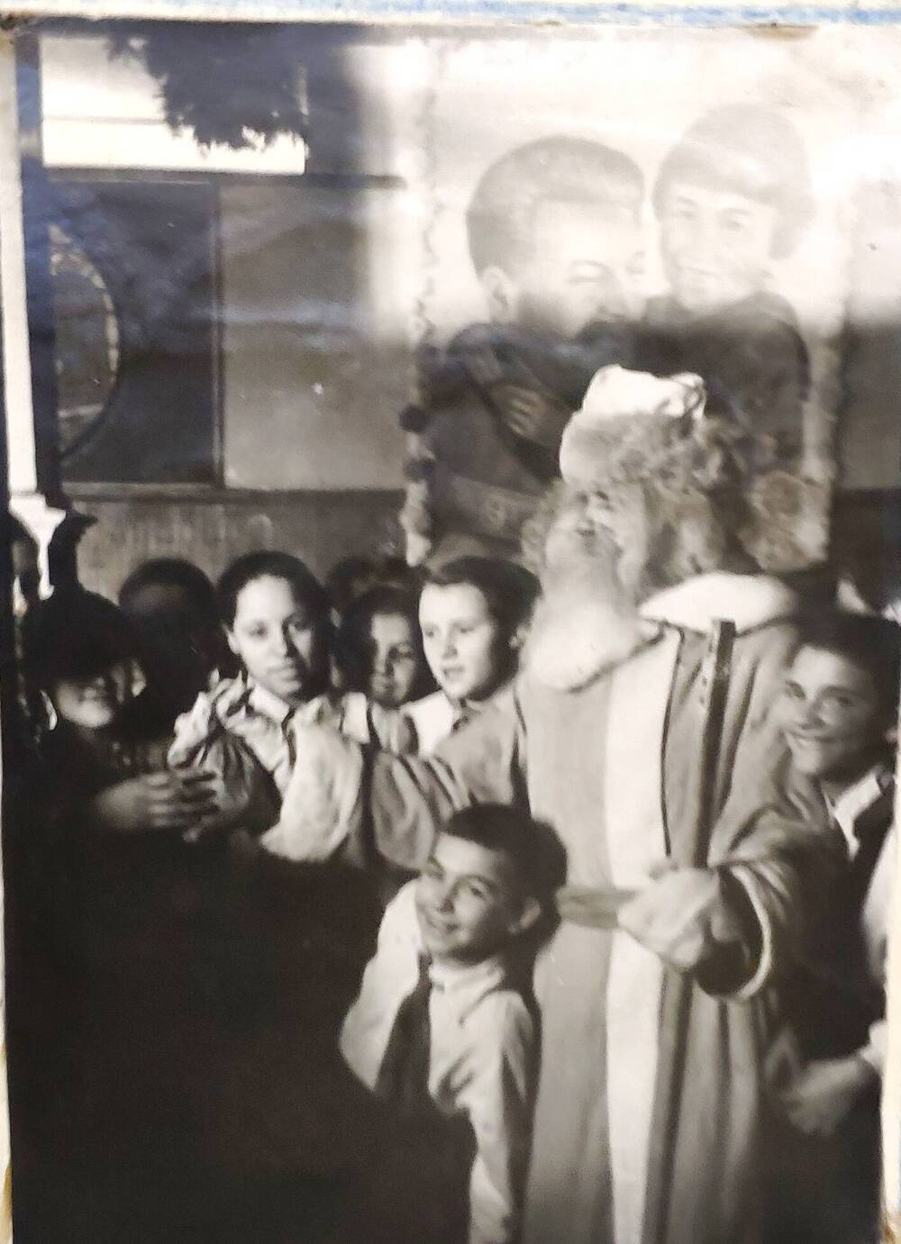 Фото  На новогоднем празднике с Дедом Морозом  из фотоальбома Встреча 1953 г.