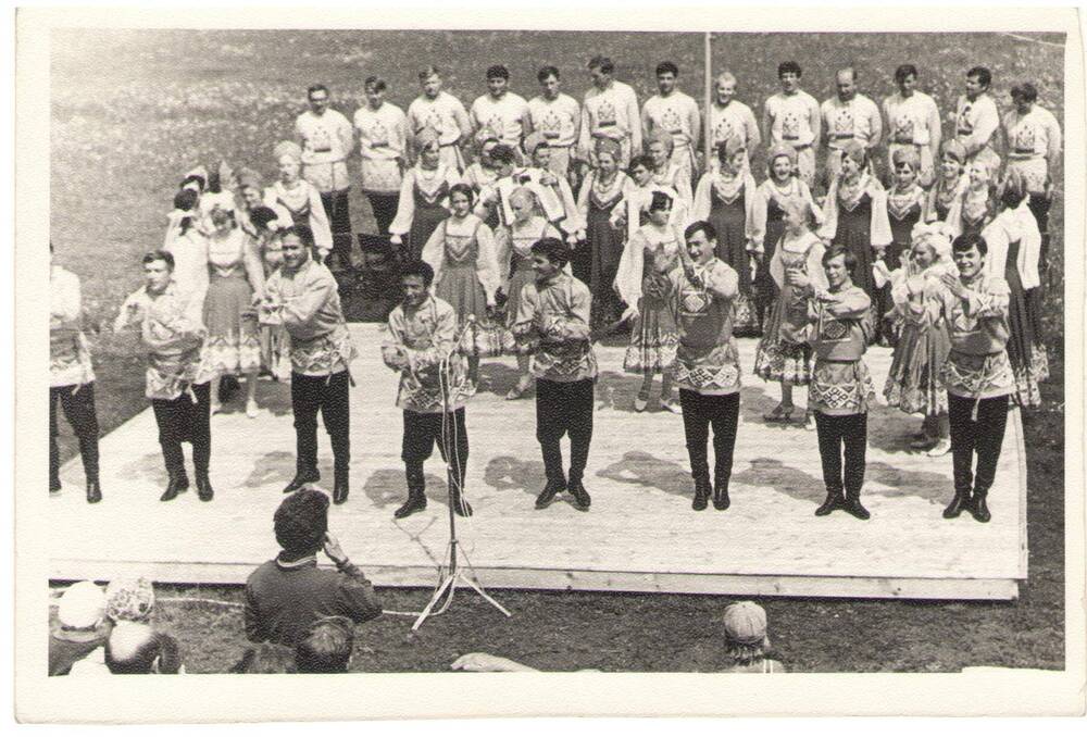 Фотография. Празднование Дня Труда в п.Навля 8 июля 1972 года.