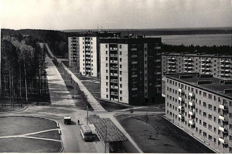 Фотография ч/б «Вид сверху на улицу Курчатова в районе кольцевой остановки».