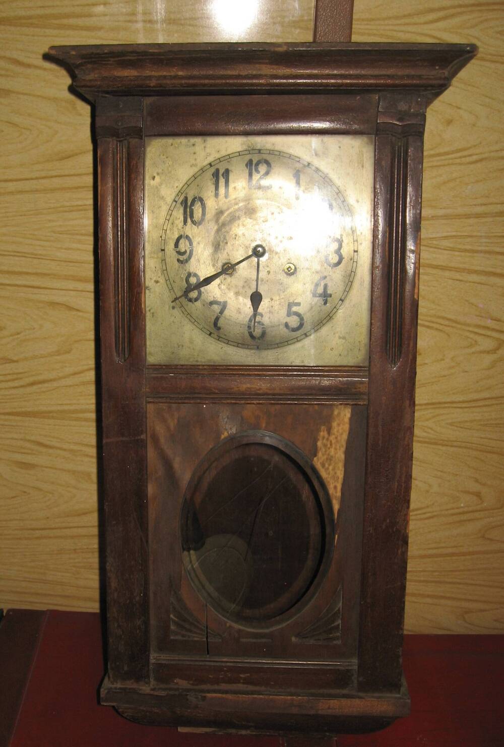 Часы настенные деревянные механические с маятником.