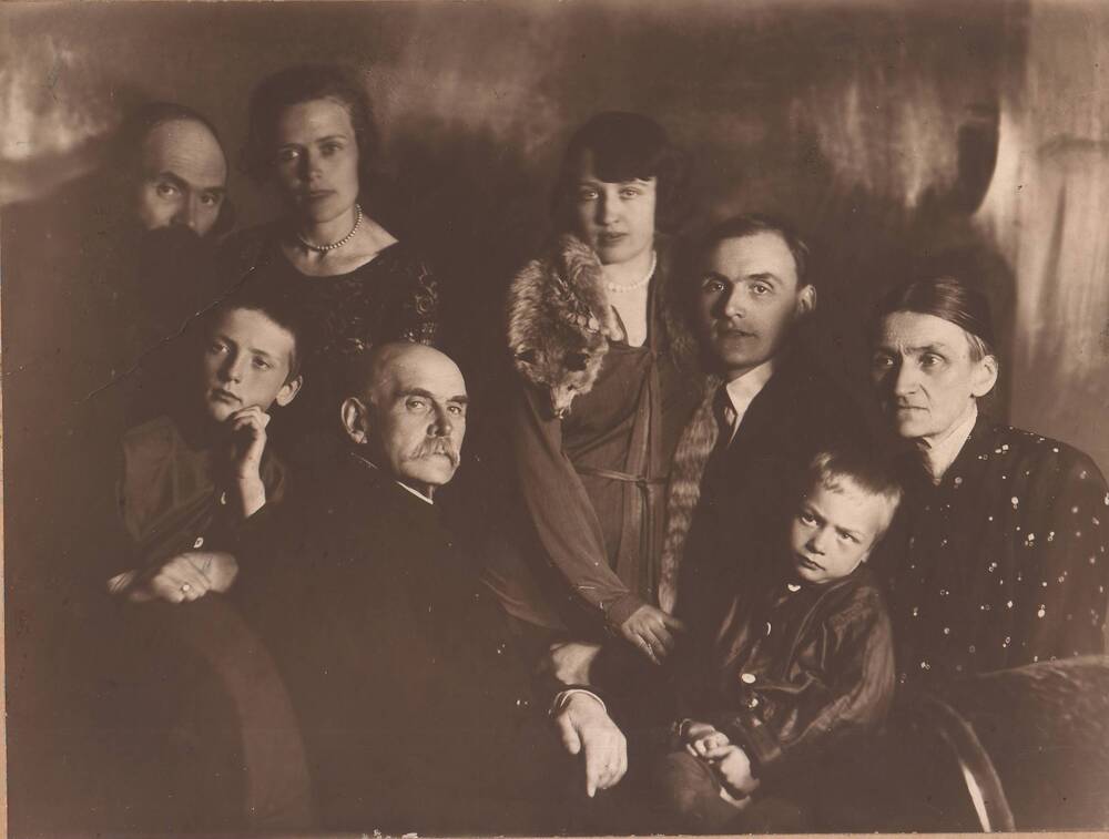 Фотография семейная  в темно-коричневых тонах.