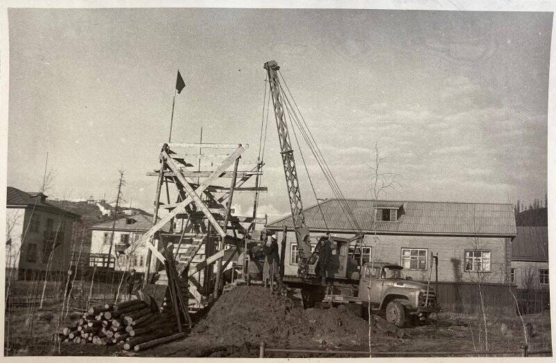 Фотография. Строительство обелиска к тридцатилетию дня Победы. Батагай, 1975 год.