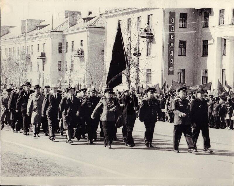 Фотография. Колонна ветеранов на демонстрации 1 мая 1974 г.