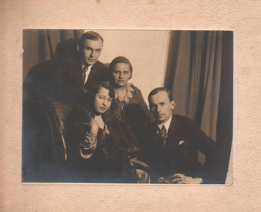 Черно-белая семейная фотография Кардо-Сысоевых.