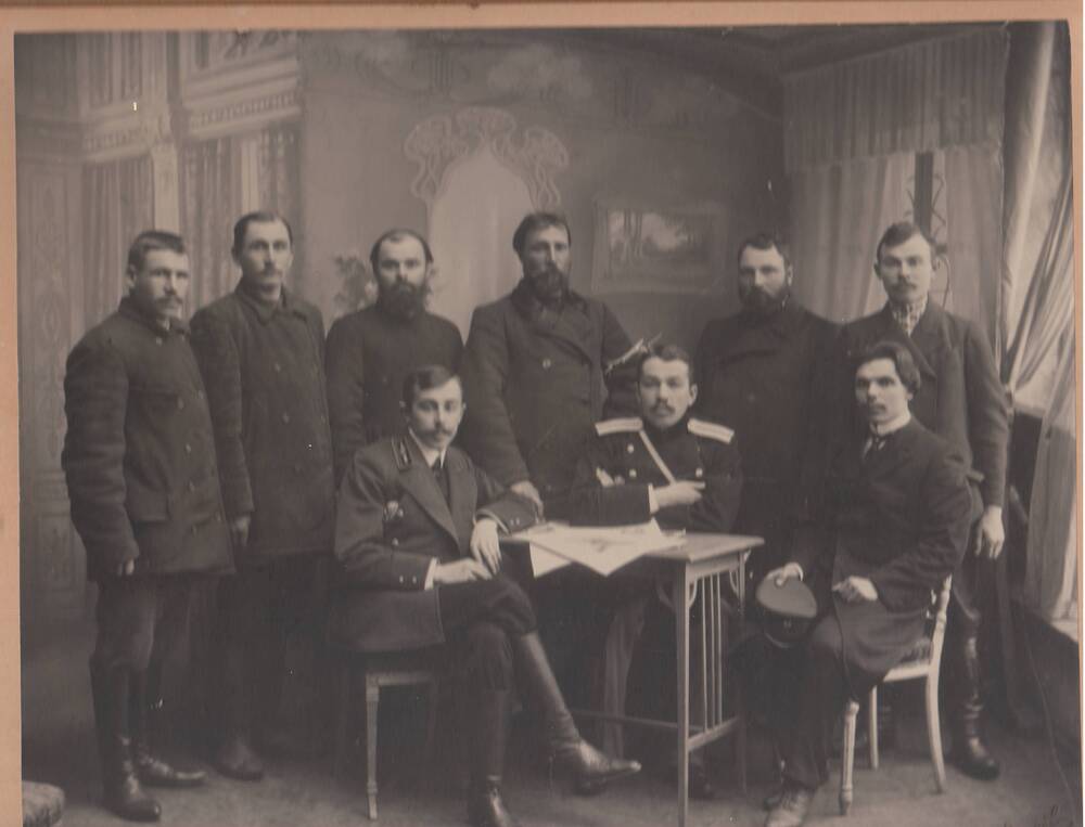 Черно-белая фотография братьев Кардо-Сысоевых среди строителей десятников. 1906 год.