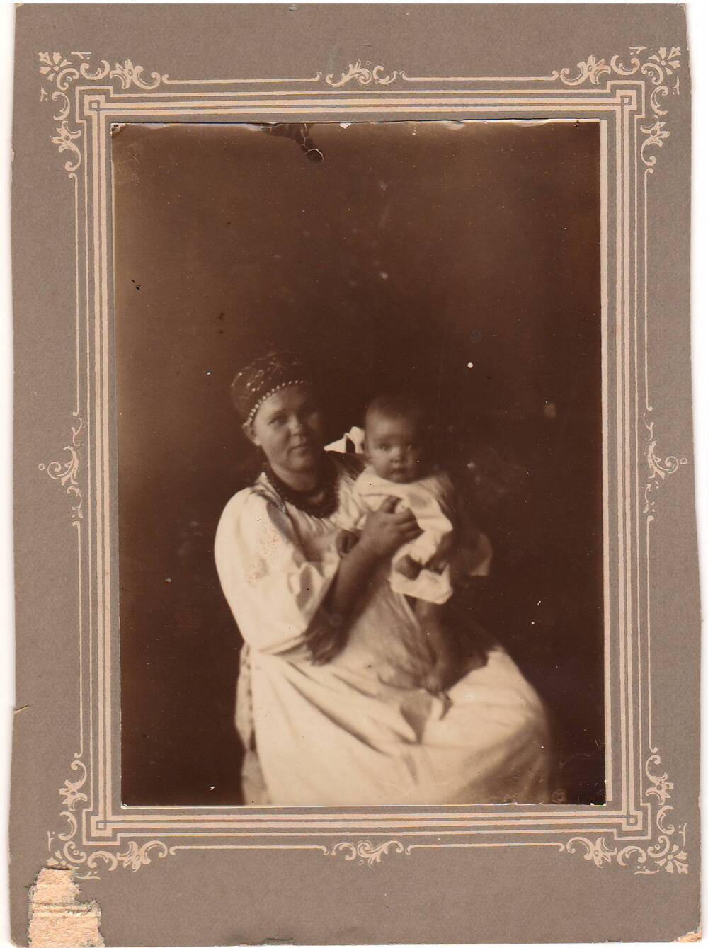 Фотография сына Д.А.Путята Александра с няней.