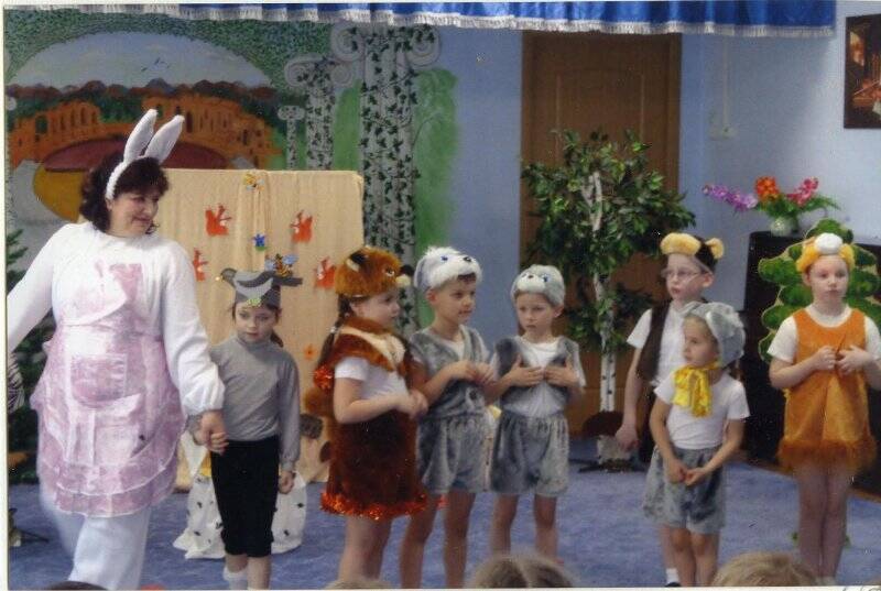 Фотография. Сцена из детского спектакля «Как зайчата маму искали».
