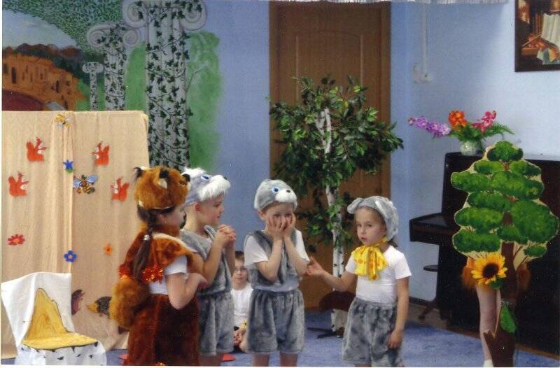 Фотография. Сцена из детского спектакля «Как зайчата маму искали». Встреча зайчат с мышкой и белкой.