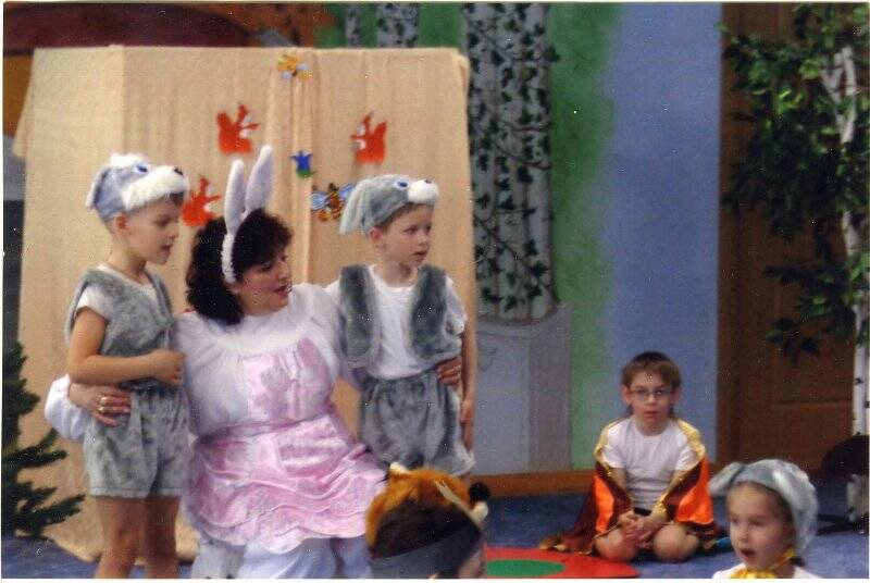 Фотография. Сцена из детского спектакля «Как зайчата маму искали». Зайчата с мамой.