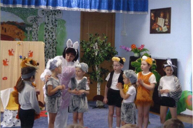 Фотография. Сцена из детского спектакля «Как зайчата маму искали». Зайчата нашли маму.