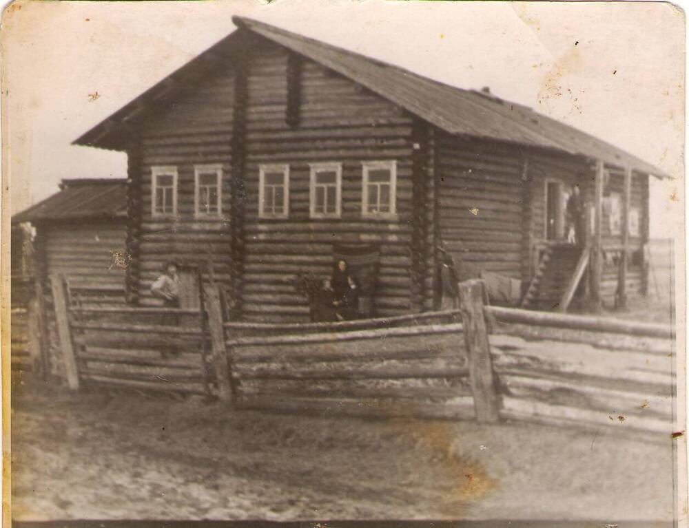 Фотография черно-белая. Дом Туевых в деревне Тупиорд