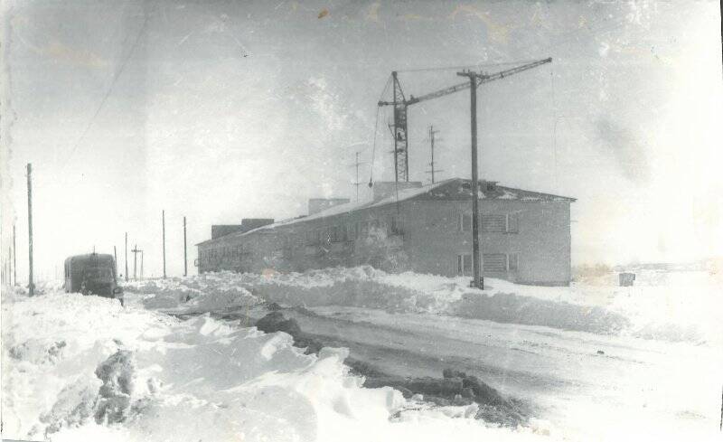 Фотография черно-белая. Первый дом ЗШБ на проспекте 50 лет Октября.