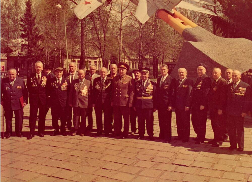 Фото цветное, групповое. Ветераны полка с командующим ПВО генерал-полковником Андреевым. Латвия, 1991 г.