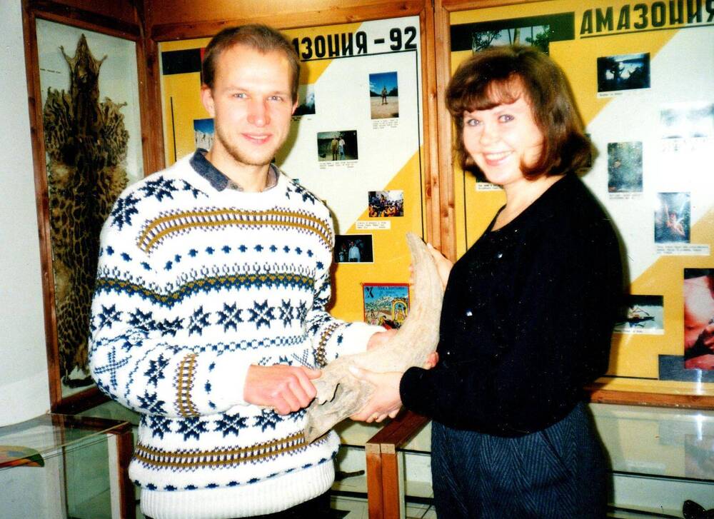 Фото цветное. Хижняк А.В. и Фарутина М.А., учитель начальных классов школы №2 в краеведческом музее. 1997 г.