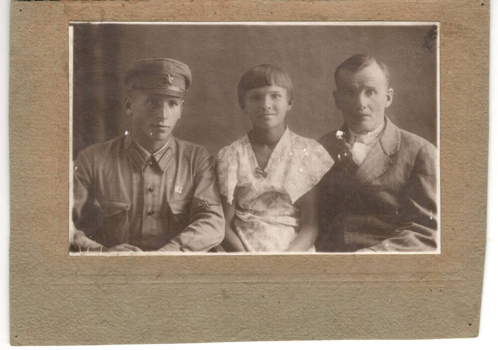 Фото Аркадий Васильевич Чапаев с братом отца Михаилом Ивановичем Чапаевым и племянницей Клавдией Михайловной. Снимок 1923 года