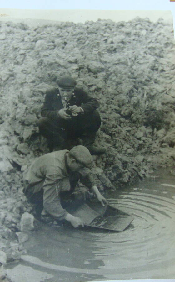 Фото. Геологи, промывка проб, 1950 г.