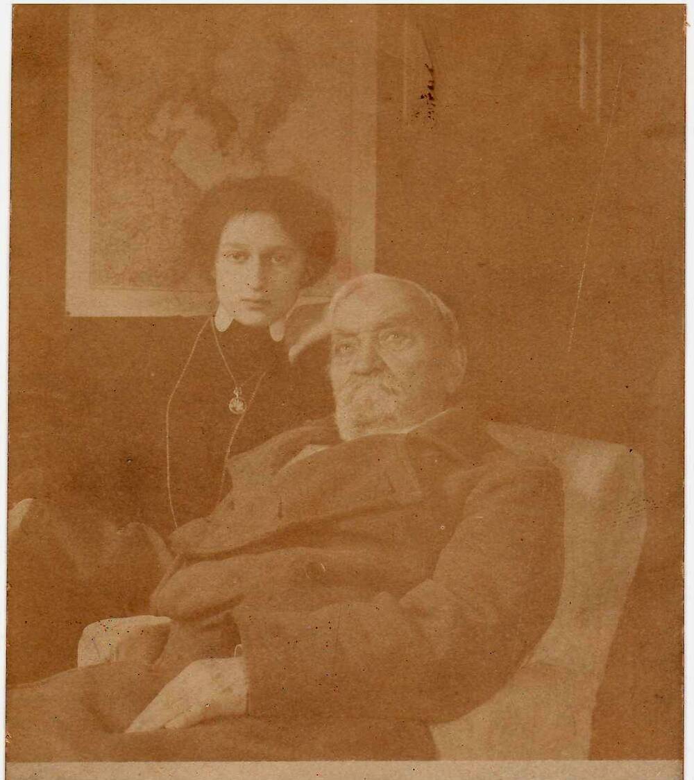 Фотография А. Д. Путяты с дочерью Анной. 1904 год.