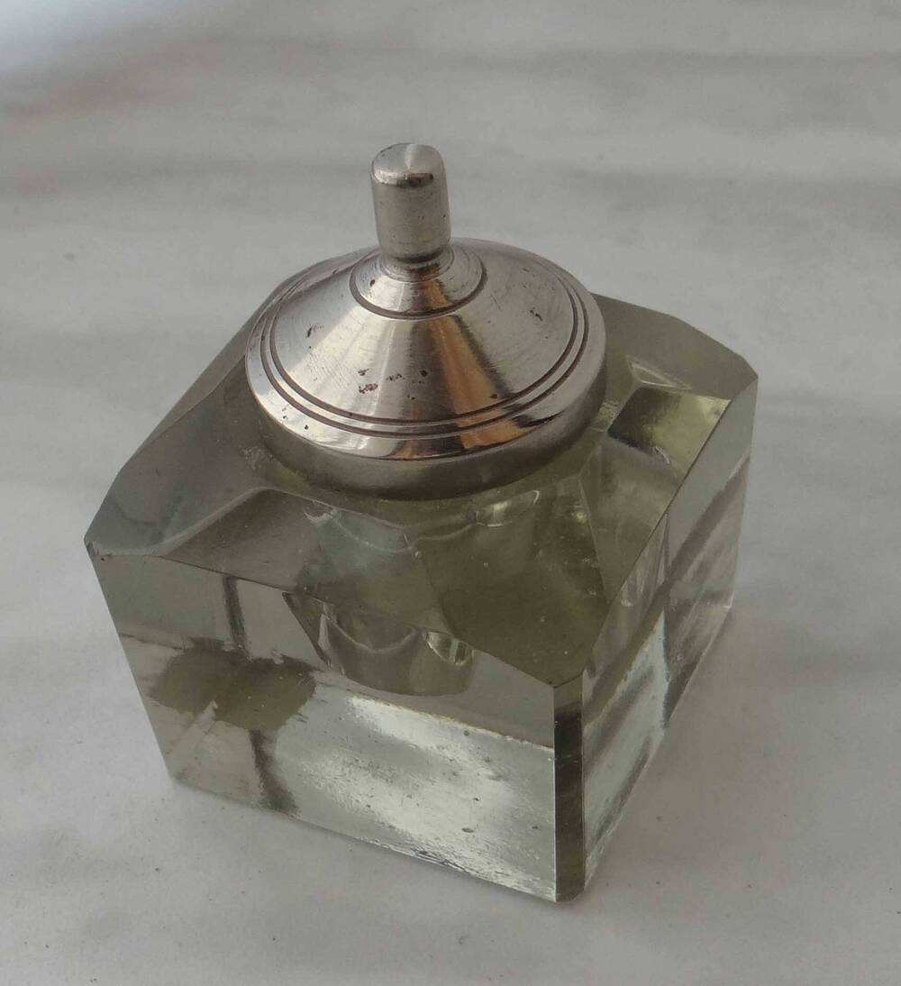 Чернильница стеклянная с металлической крышкой