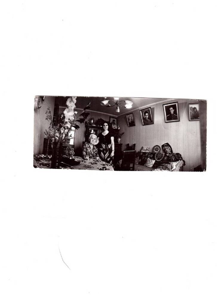 Фотография.Л.Т.Космодемьянская у себя в доме.г.Москва.Не позднее 1978 г.