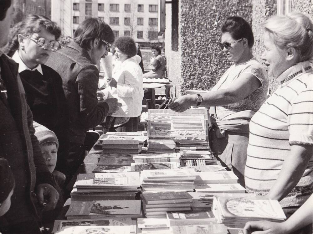 Фотография Продажа книг у ДКЖ