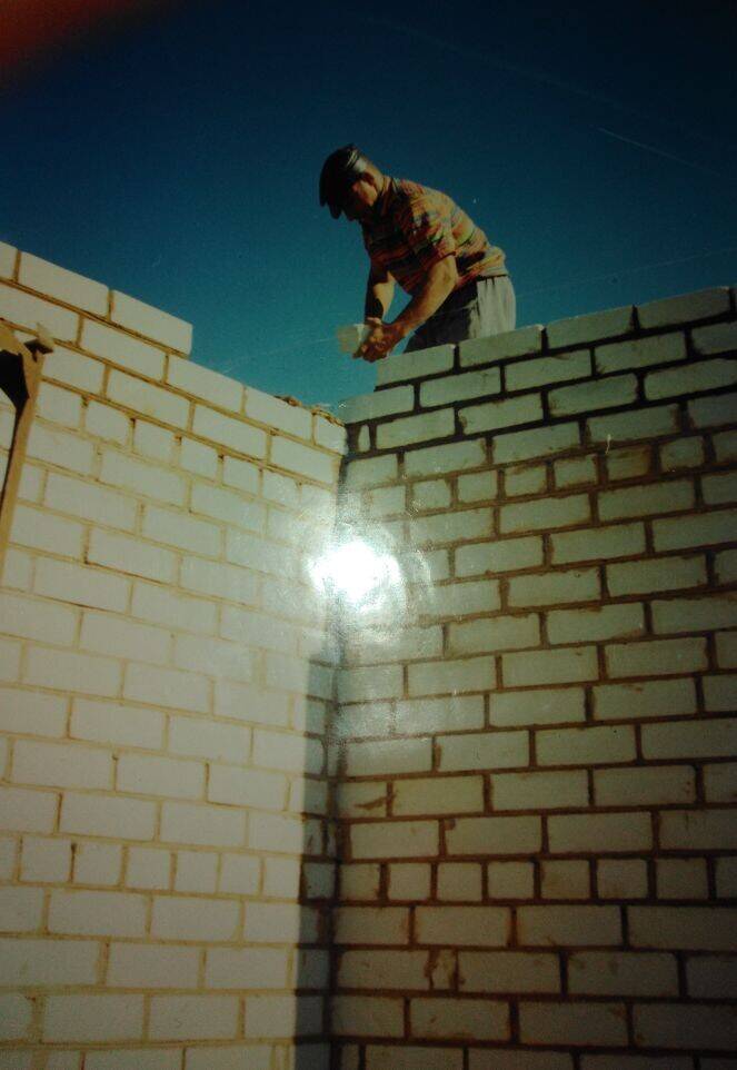 Фотография. Гумиров И кладет стены мечети.