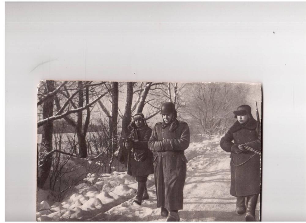 Фотография.Партизаны конвоируют пленного немца.