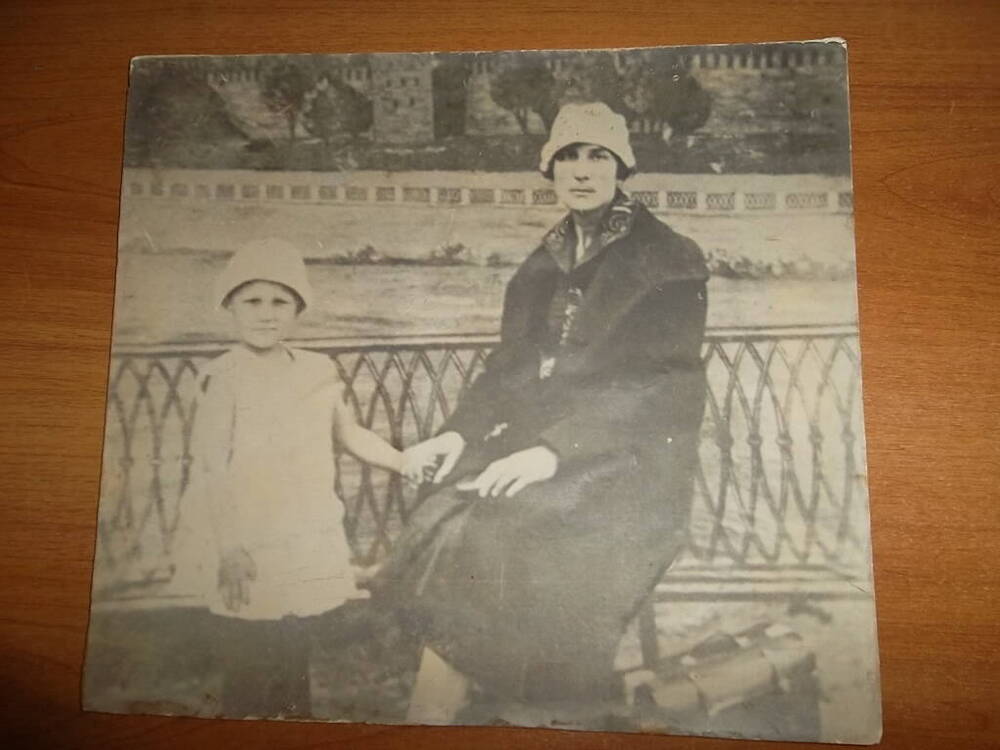 Фотография. Любовь Тимофеевна и Зоя космодемьянские. 1926 г.