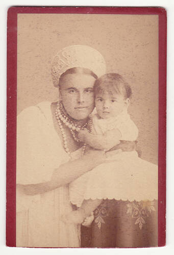 Фотография. Портрет женщины с ребёнком.