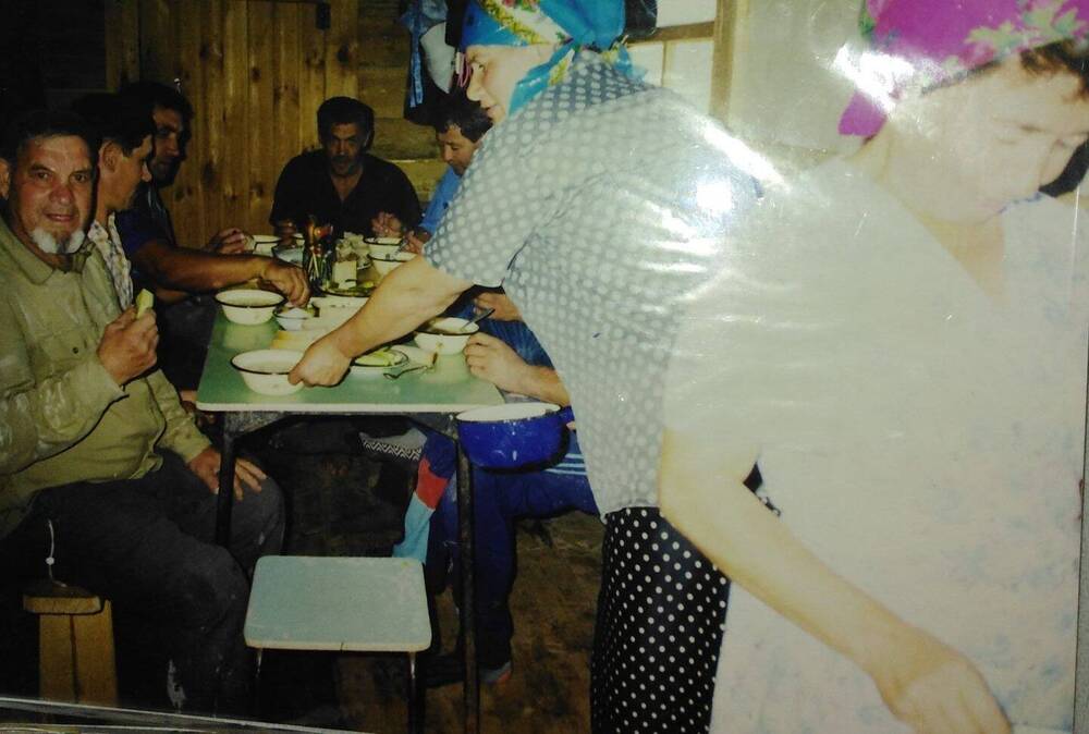 Фотография. Сафиуллина Алия и Мурзаханова Рашида кормят обедом строителей мечети