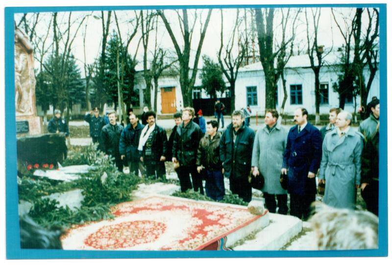 Фото групповое: открытие памятника Афганцам. Белореченск. 15.02.1998 г.