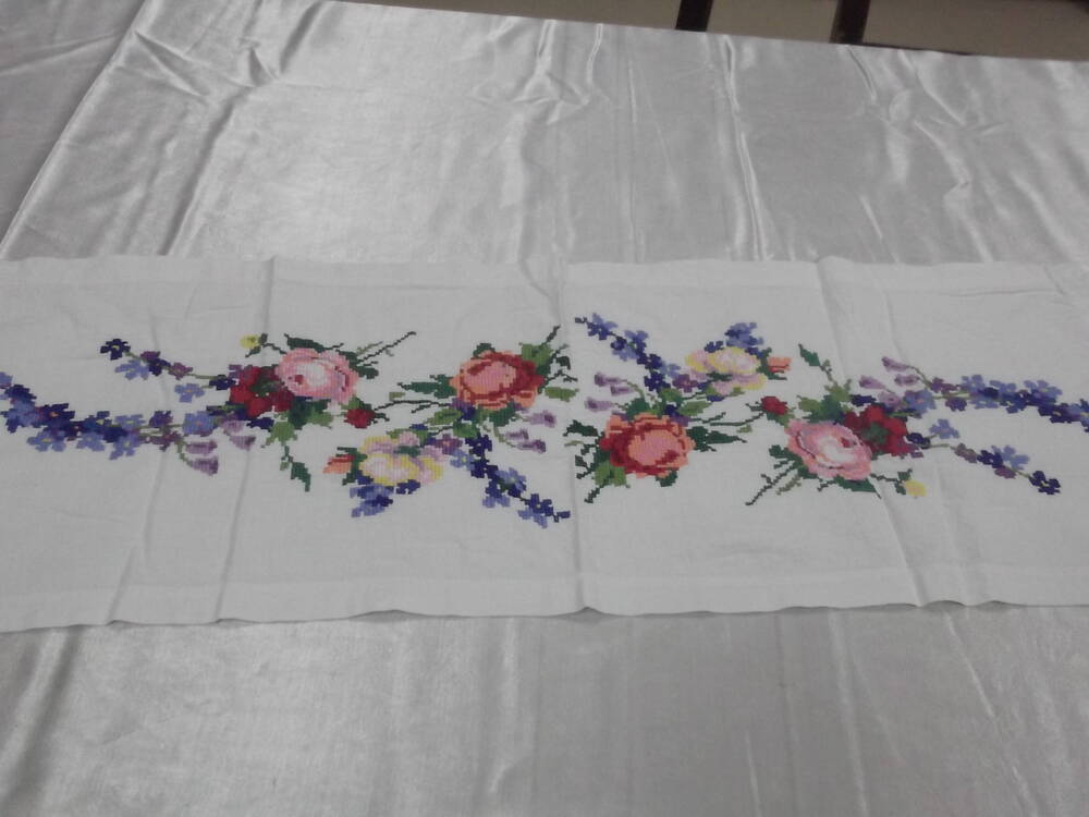 Дорожка
на стол  с  вышивкой  цветочного  орнамента  по  середине