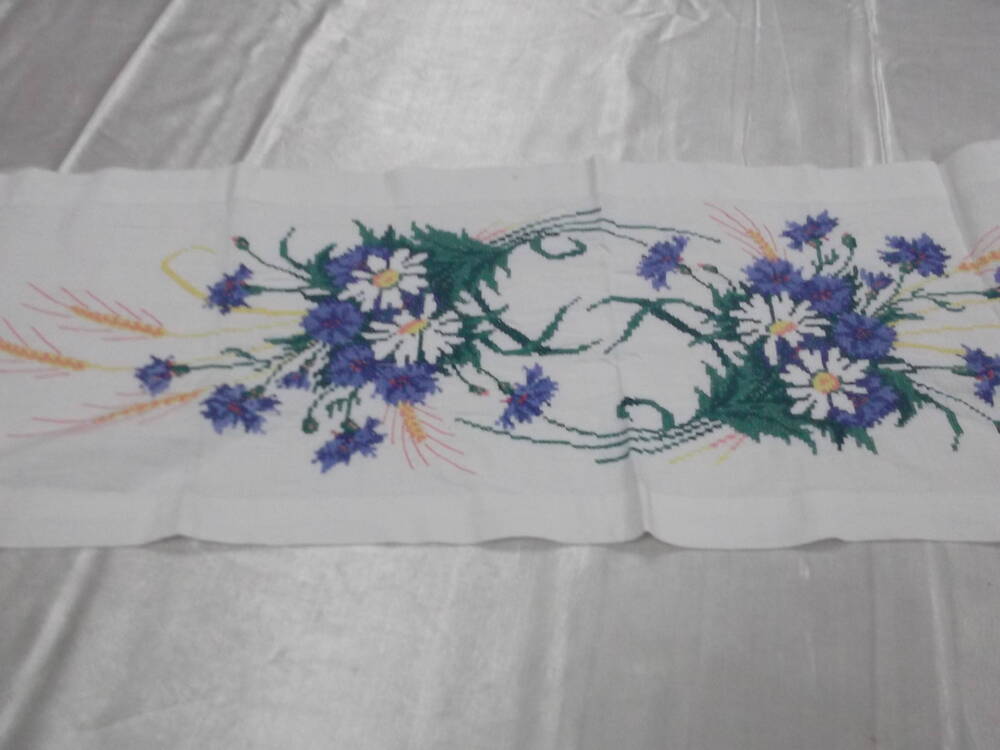 Дорожка  
на  стол    с  вышивкой  крестиком  цветочного  орнамента  по  середине