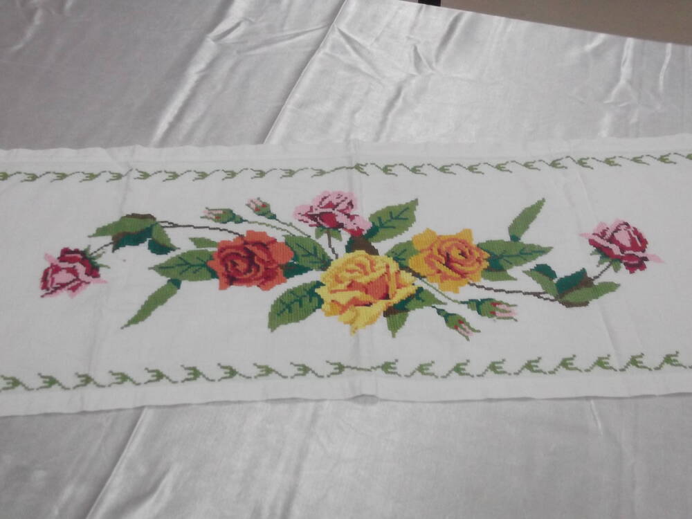 Дорожка
на  стол  с  вышивкой  крестом  цветочного цветного  орнамента  по  середине