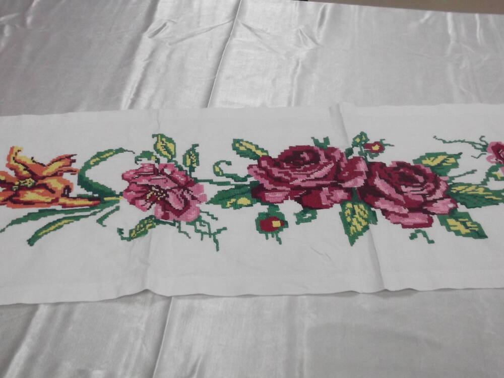 Дорожка 
на  стол  с  вышивкой  по  середине  цветочного  цветного  орнамента