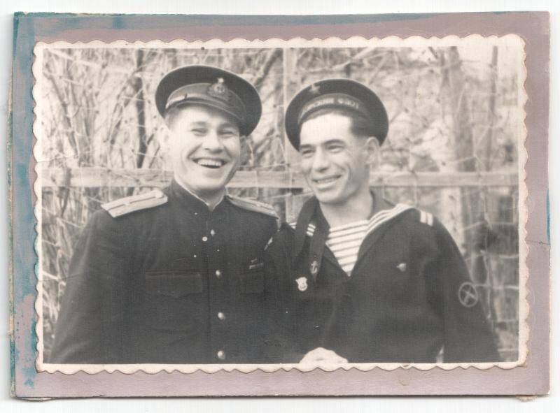 Фото групповое: погрудное изображение Курцова В.А. и Семушина А.А, матросов Черноморского флота.1954 г.
