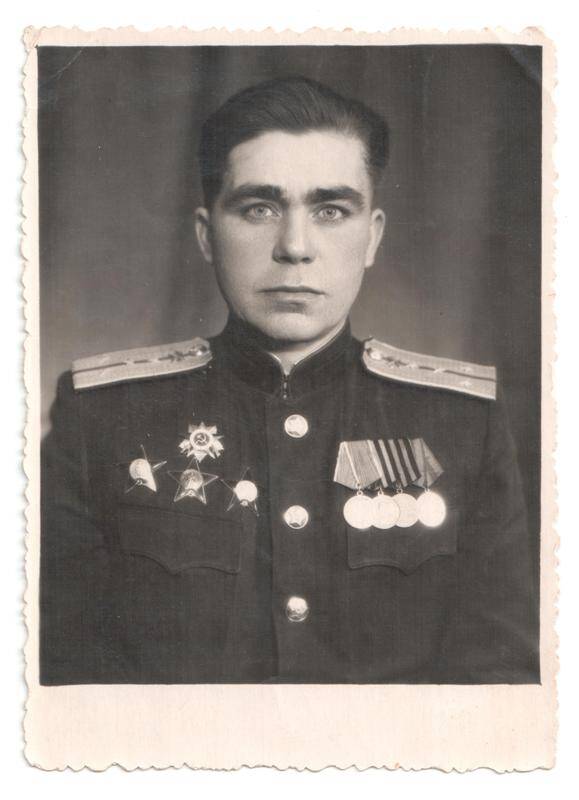 Фото – подгрудный портрет в фас: капитан Сердюк Михаил Павлович. 14.01.1956 г.