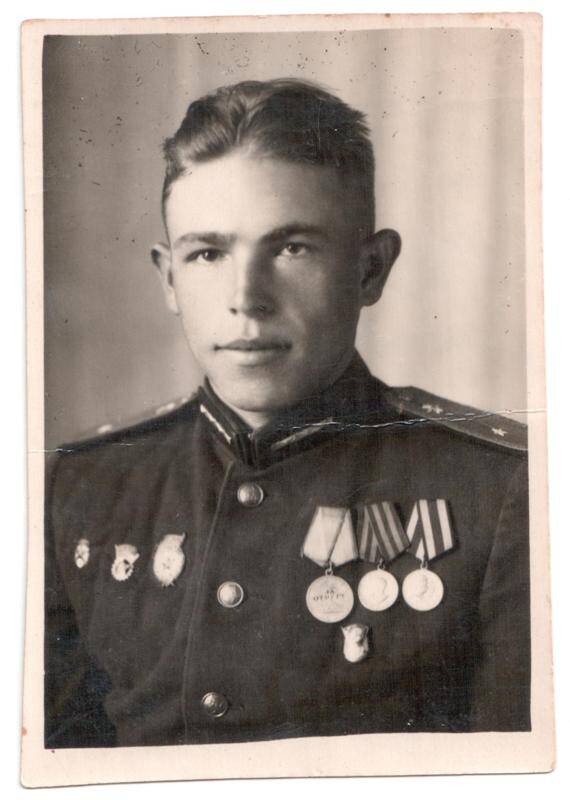 Фото – подгрудный портрет: лейтенант Бакулин Поликарп Михайлович. 19.10.1950 г.