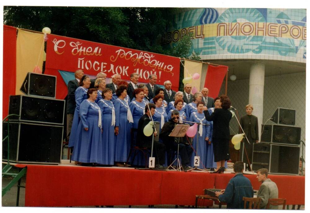 Фотография. Выступление Хора ветеранов войны и труда п. Зимовники.