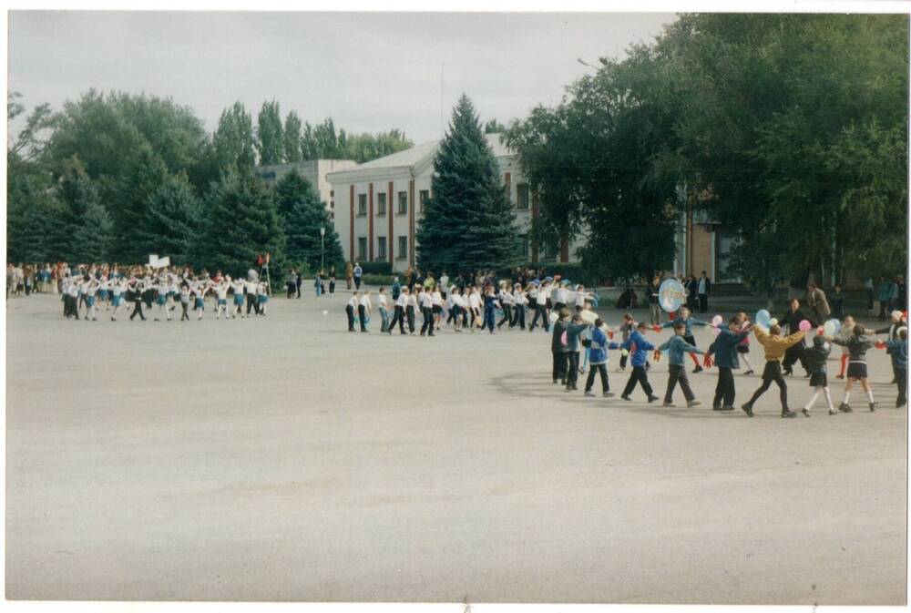 Фотография. День поселка. Выступление учащихся школ п. Зимовники на площади.