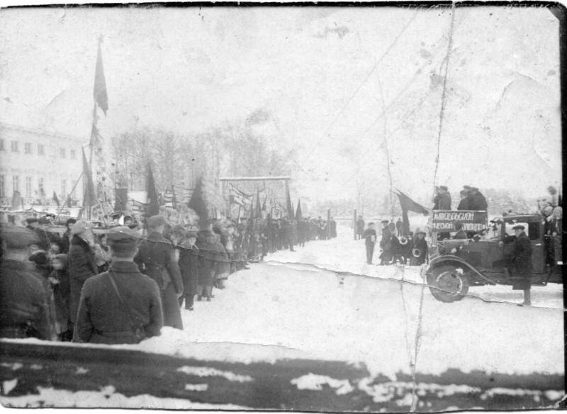 Фотография ч/б. Демонстрация в Верховажье 7 ноября 1938 г.