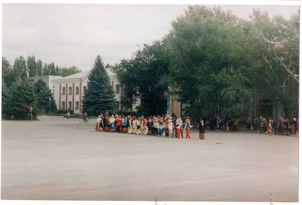 Фотография. День поселка. По площади п. Зимовники идет колонна артистов.