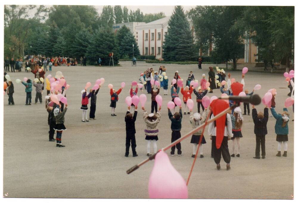 Фотография. Выступление маленьких детей на центральной площади п. Зимовники.