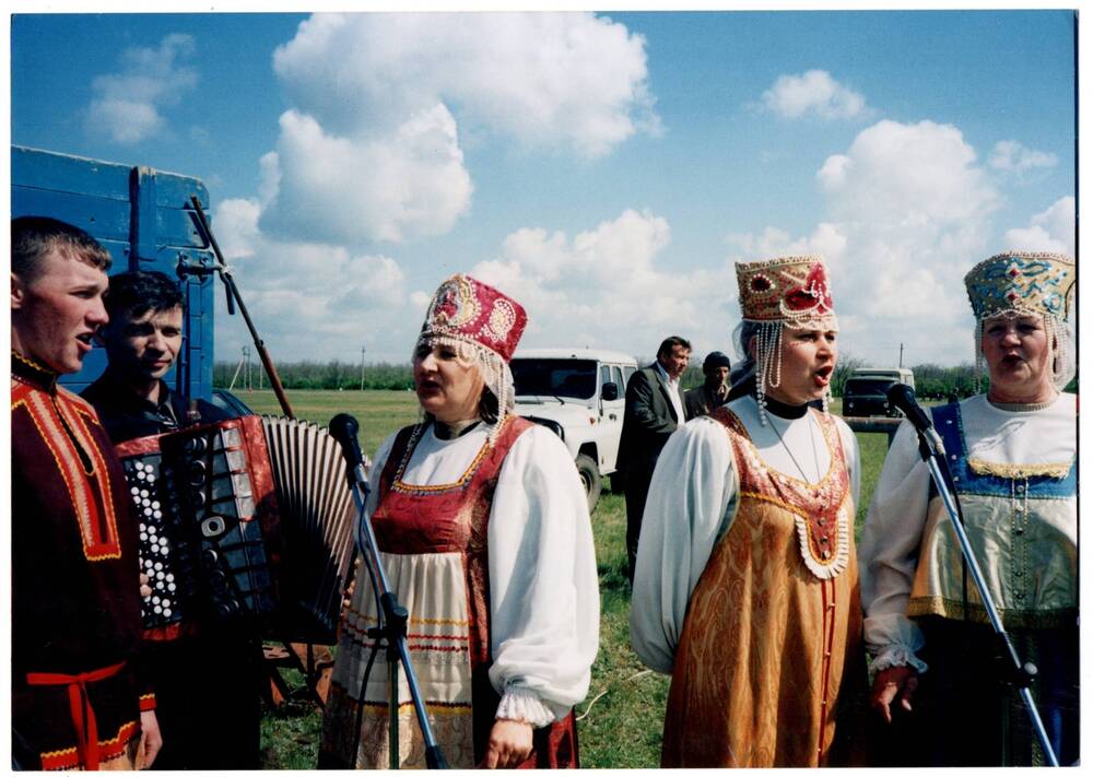 Фотография. В степи выступает ансамбль Родные просторы.